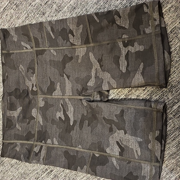 GapFit Gray Camo Athletic Shorts - Picture 1 of 5